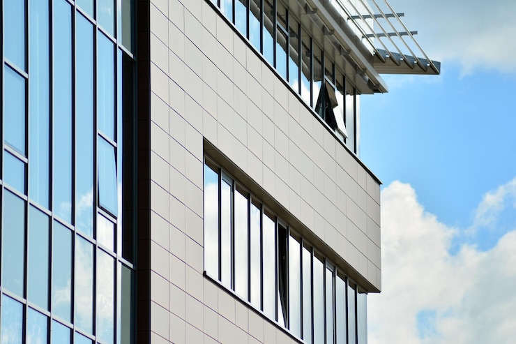 De ce să alegem riflajul pentru placarea fațadelor exterioare